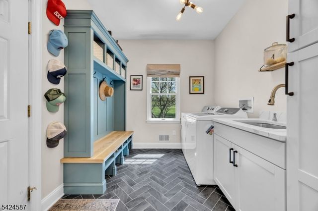 1 Berkshire Ct, Clinton Twp., NJ 08833