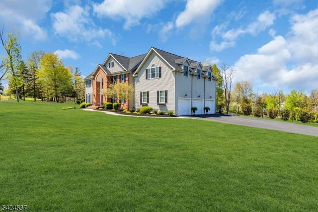 1 Berkshire Ct, Clinton Twp., NJ 08833