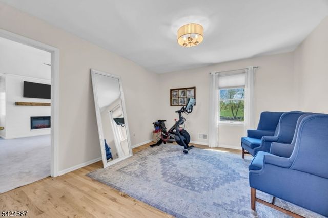 1 Berkshire Ct, Clinton Twp., NJ 08833