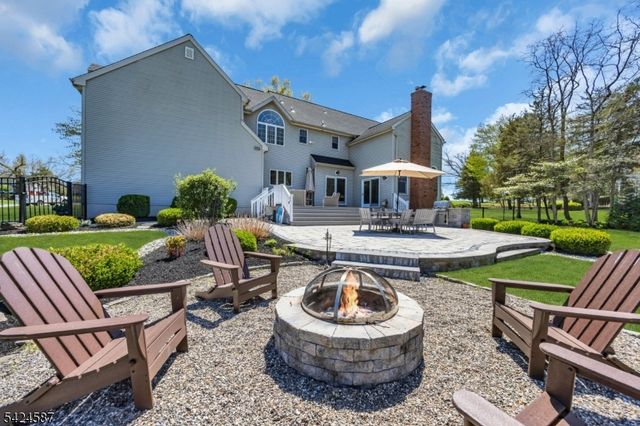 1 Berkshire Ct, Clinton Twp., NJ 08833