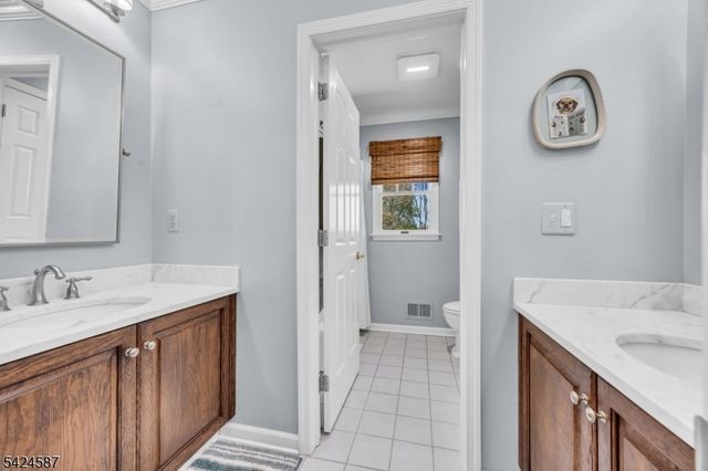 1 Berkshire Ct, Clinton Twp., NJ 08833