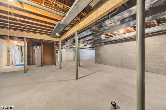 1 Berkshire Ct, Clinton Twp., NJ 08833
