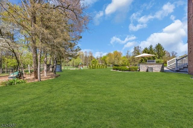 1 Berkshire Ct, Clinton Twp., NJ 08833