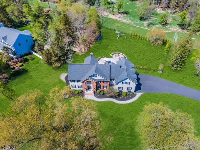 1 Berkshire Ct, Clinton Twp., NJ 08833