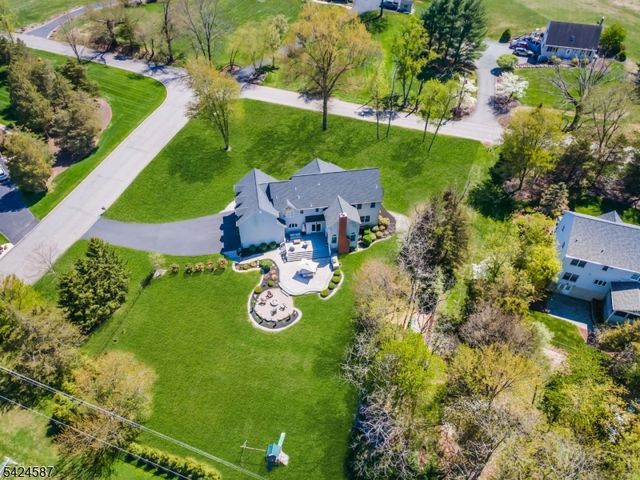 1 Berkshire Ct, Clinton Twp., NJ 08833