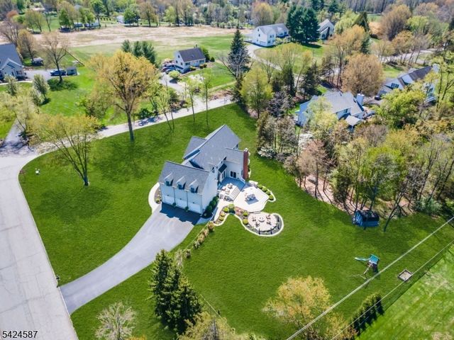 1 Berkshire Ct, Clinton Twp., NJ 08833