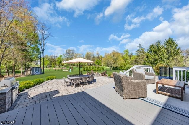 1 Berkshire Ct, Clinton Twp., NJ 08833