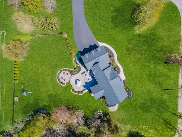 1 Berkshire Ct, Clinton Twp., NJ 08833