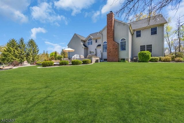 1 Berkshire Ct, Clinton Twp., NJ 08833