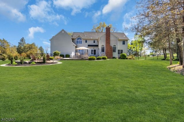 1 Berkshire Ct, Clinton Twp., NJ 08833