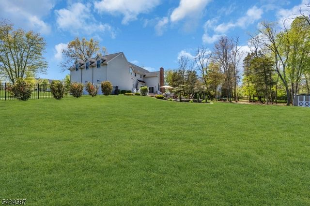 1 Berkshire Ct, Clinton Twp., NJ 08833