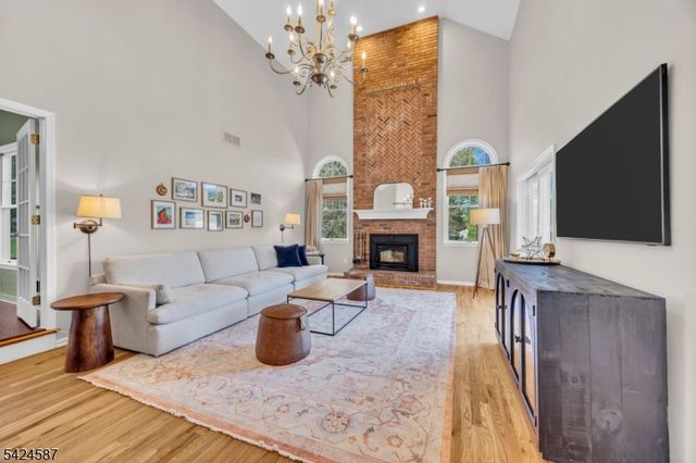 1 Berkshire Ct, Clinton Twp., NJ 08833