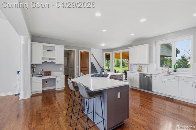 1920 Vinsetta Court, Rochester, MI 48306