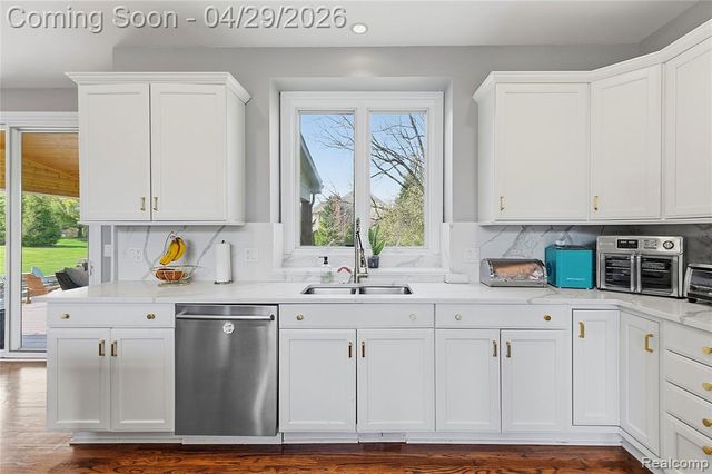 1920 Vinsetta Court, Rochester, MI 48306
