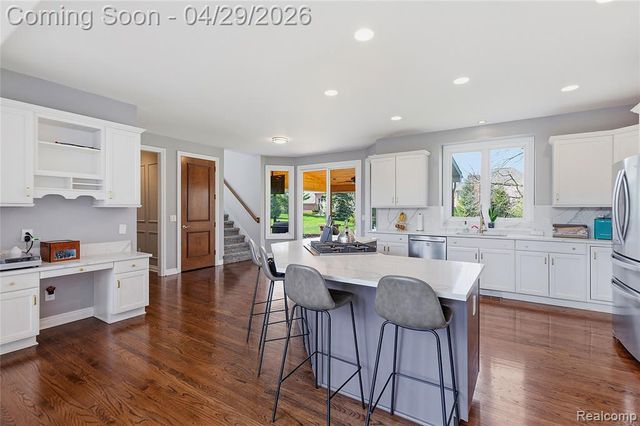 1920 Vinsetta Court, Rochester, MI 48306