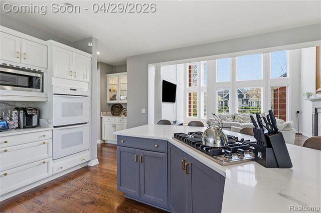 1920 Vinsetta Court, Rochester, MI 48306
