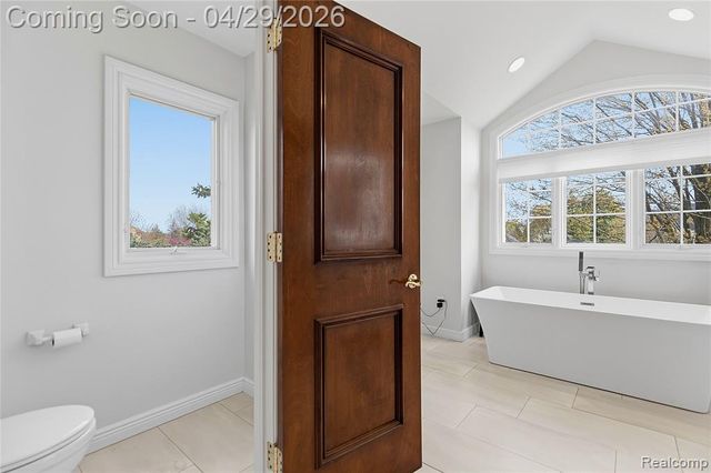 1920 Vinsetta Court, Rochester, MI 48306