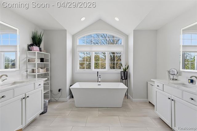 1920 Vinsetta Court, Rochester, MI 48306