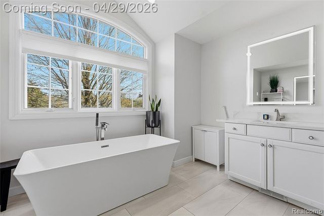 1920 Vinsetta Court, Rochester, MI 48306