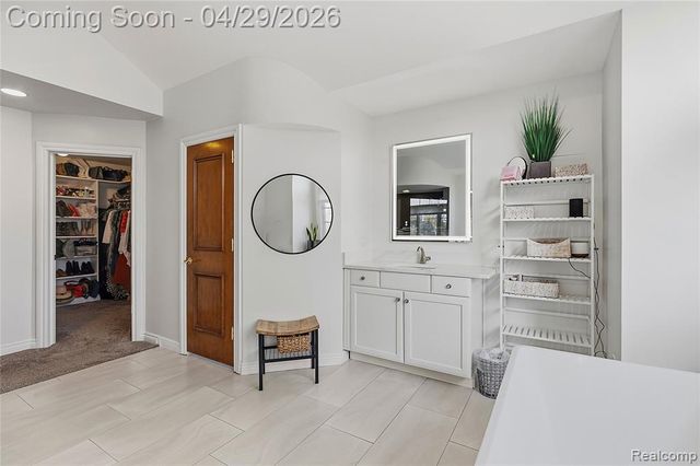 1920 Vinsetta Court, Rochester, MI 48306