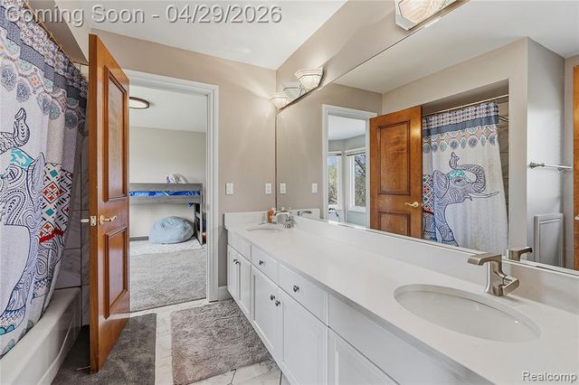1920 Vinsetta Court, Rochester, MI 48306
