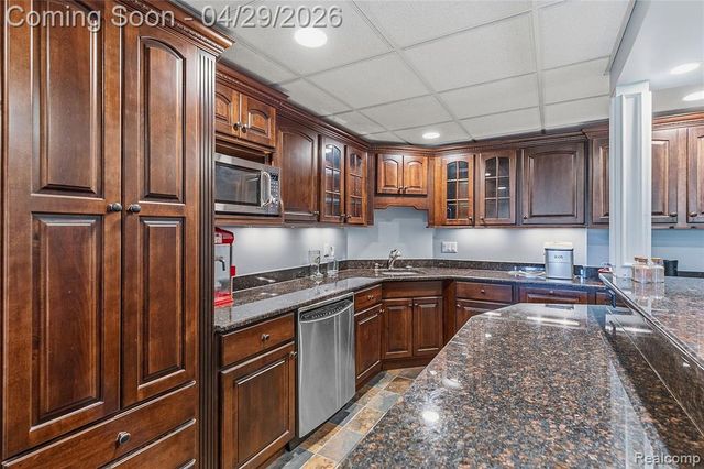 1920 Vinsetta Court, Rochester, MI 48306