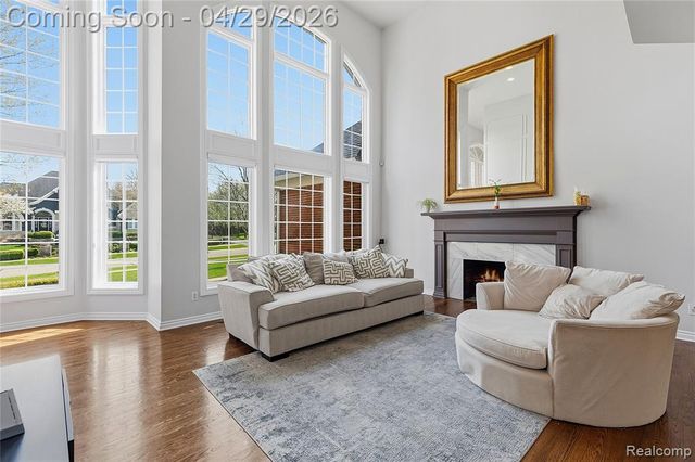 1920 Vinsetta Court, Rochester, MI 48306