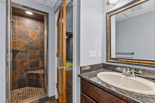 1920 Vinsetta Court, Rochester, MI 48306