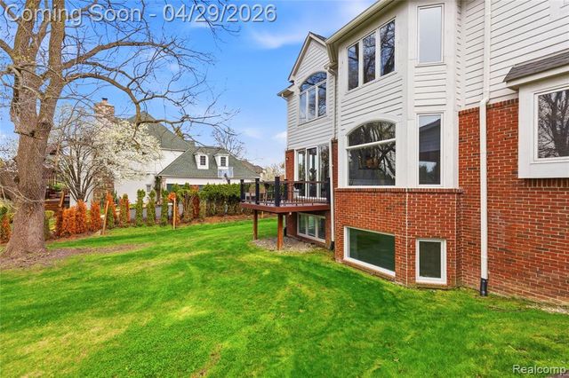 1920 Vinsetta Court, Rochester, MI 48306