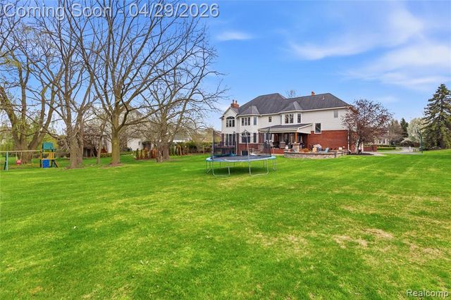 1920 Vinsetta Court, Rochester, MI 48306