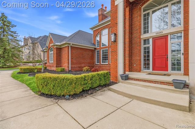 1920 Vinsetta Court, Rochester, MI 48306