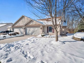 9035 Falcons Run, Fort Wayne, IN 46825