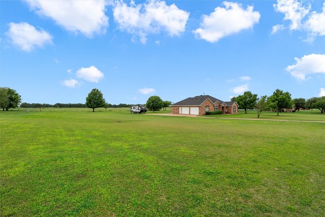 330 N Quail Run Drive, West, TX 76691