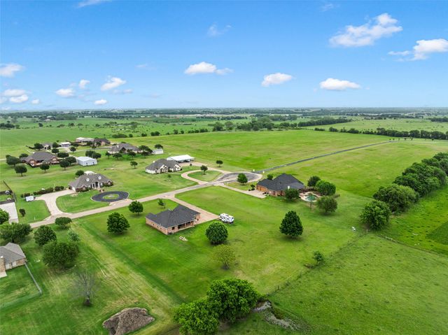 330 N Quail Run Drive, West, TX 76691