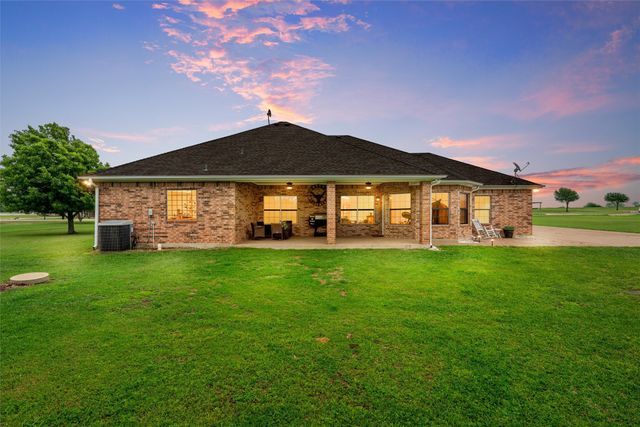 330 N Quail Run Drive, West, TX 76691