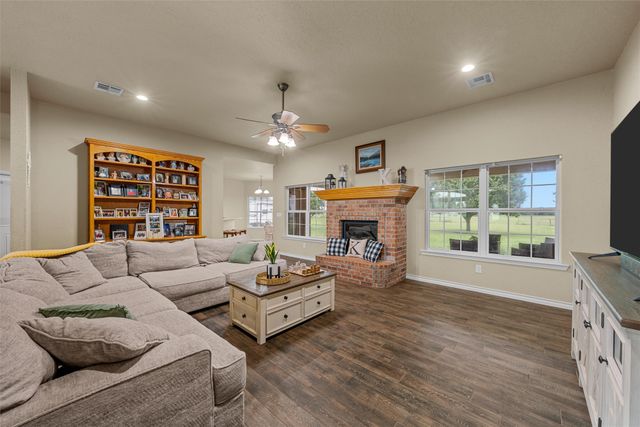330 N Quail Run Drive, West, TX 76691