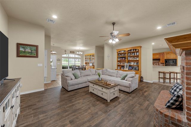 330 N Quail Run Drive, West, TX 76691