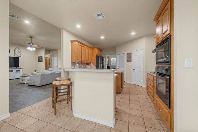 330 N Quail Run Drive, West, TX 76691