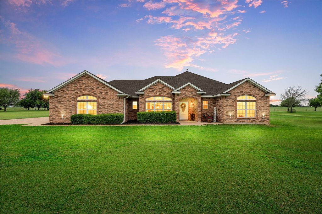 330 N Quail Run Drive, West, TX 76691