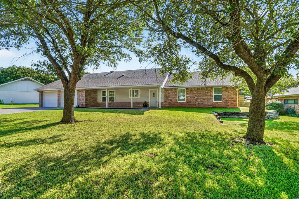 215 Mistletoe Lane, Keene, TX 76059 — photo 2
