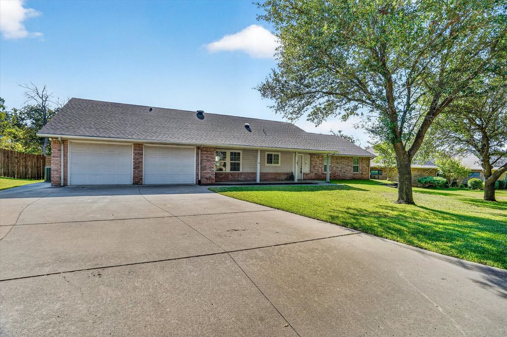 215 Mistletoe Lane, Keene, TX 76059 — photo 3