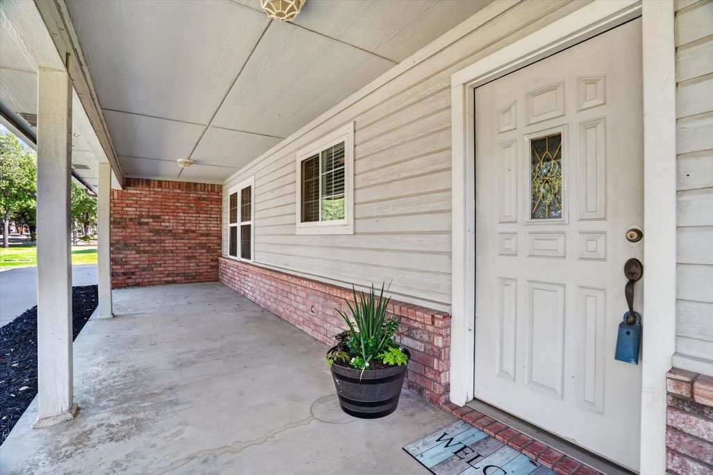 215 Mistletoe Lane, Keene, TX 76059 — photo 4