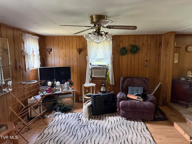 12114 Keeshond Road, Coeburn, VA 24230