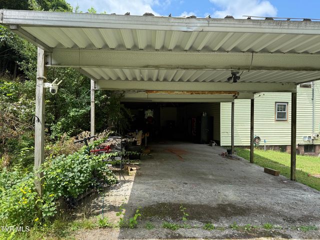 12114 Keeshond Road, Coeburn, VA 24230
