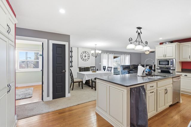 1017 FALCON DR, Columbia, MO 65201