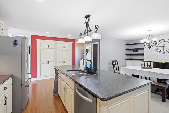 1017 FALCON DR, Columbia, MO 65201