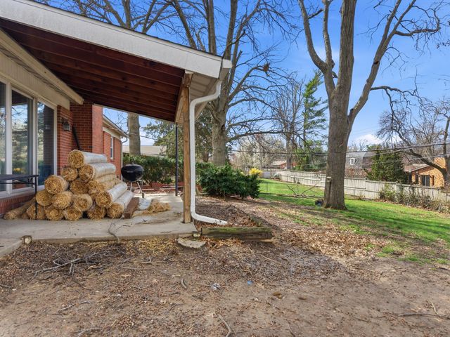 1017 FALCON DR, Columbia, MO 65201