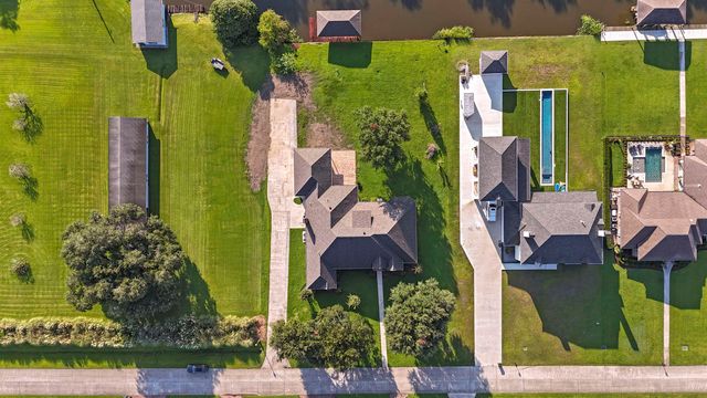 109 Parlange Dr, Houma, LA 70360