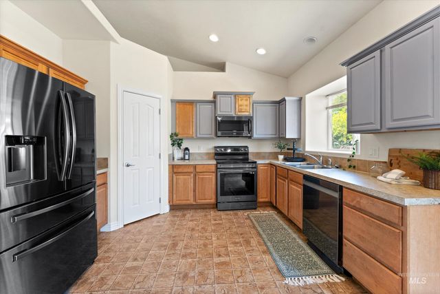 760 SW Josephine, Mountain Home, ID 83647