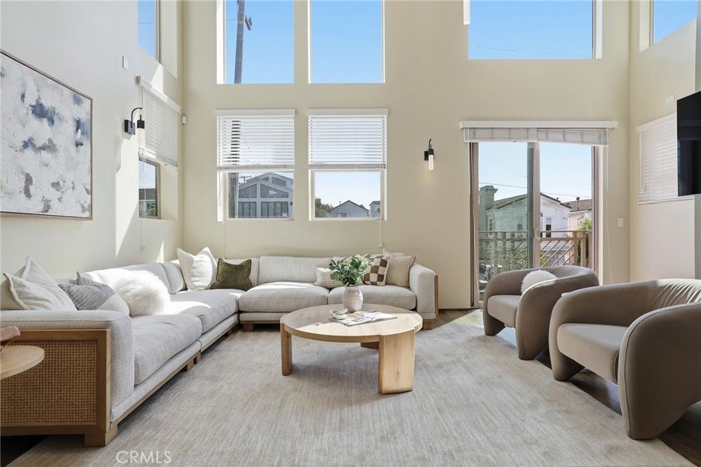 Image 10 of property listing at 1745 Spreckels Lane, Redondo Beach, CA 90278